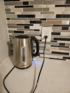 Příslušenství pro přípravu čaje a kávy v ubytování Entire Spacious House in New Jersey