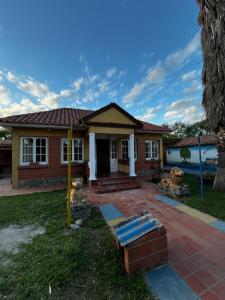 een klein huis met een rode baksteen bij Brisas del Cadillar in Tarija