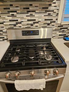 een fornuis in een keuken met een handdoek erop bij Entire Spacious House in New Jersey in East Orange
