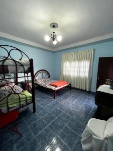 een kamer met twee stapelbedden en een raam bij Brisas del Cadillar in Tarija
