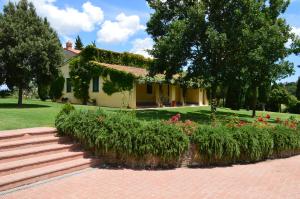 una casa con un ramo de flores delante de ella en Agriturismo La Godiola, en Gioiella