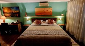 a bedroom with a bed with a green wall at Casa Verde Río in Rio de Janeiro