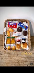 a basket filled with food and drinks on a table at Iago city,appartement spacieux 2 chambres, hyper centre, aéroport et gare à proximité in Beauvais