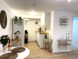 a kitchen and a living room with a table at Allgäu-Nest mit Stellplatz in Durach