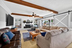 un salon avec un canapé et une table dans l'établissement Walk to Lake Texoma Family-Friendly Retreat, à Willow Spring