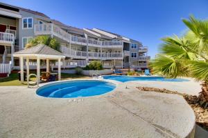 Πισίνα στο ή κοντά στο Boardwalk to the Beach! Mustang Island Condo