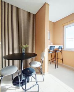 ein Esszimmer mit Tisch und Stühlen in der Unterkunft Douro Valley Private Terrace & Lounge in Armamar