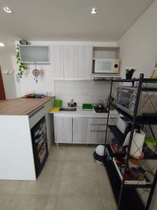 eine kleine Küche mit Theke und Mikrowelle in der Unterkunft Departamento Céntrico in Río Grande