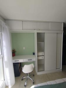 ein Bett mit einem Schreibtisch und einem Stuhl in einem Zimmer in der Unterkunft Departamento Céntrico in Río Grande + 3 Fotos