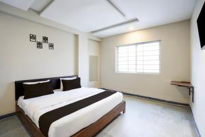 Postel nebo postele na pokoji v ubytování Hotel O Eternity Stays