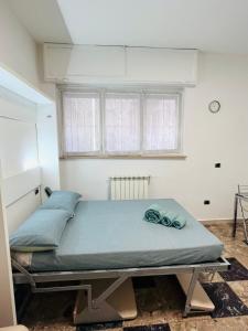 a bed in a room with two windows at Roxy House Sesto San Giovanni 300mt MetroRondó in Sesto San Giovanni +11 photos