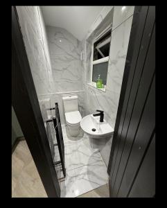 Ένα μπάνιο στο Studio Flat in Tunbridge Wells Sleeps 4