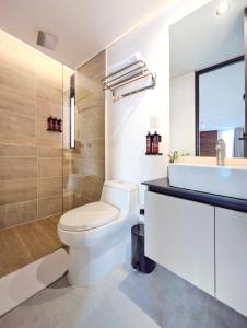 メデジンにあるLaureles Selection Suitesのトイレと洗面台を備えた白いバスルーム