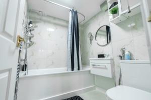 Koupelna v ubytování Modern 4-bed House near Excel London + 40 fotografií