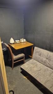 Khu vực ghế ngồi tại Cosy Budget Tiny Home