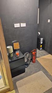 Khu vực ghế ngồi tại Cosy Budget Tiny Home