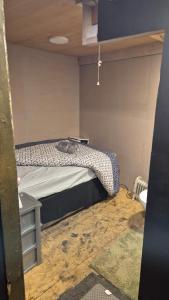 Giường trong phòng chung tại Cosy Budget Tiny Home