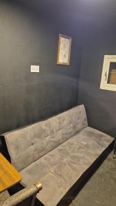 Khu vực ghế ngồi tại Cosy Budget Tiny Home