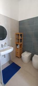 Un baño con un lavabo y un inodoro y un lavabo. en L'Arco sul Mare, en Porto Cesareo 88 fotos más