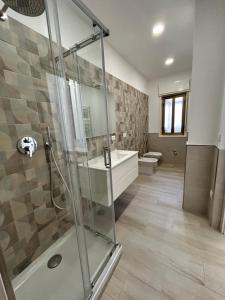 ein Badezimmer mit Dusche und Waschbecken in der Unterkunft La Casa di Giada in San Cataldo