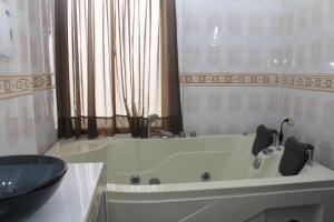a bathroom with a bath tub and a sink at HOTEL NOGAL PLAZA in La Virginia