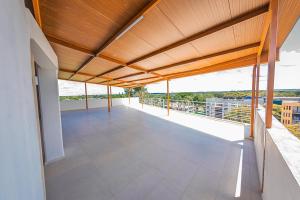 an empty balcony of a building with a wooden ceiling at Modern loft and parking ideal for couples in Acacías
