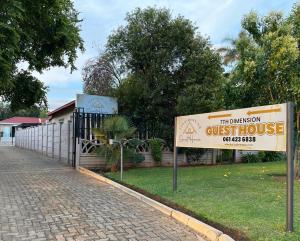 een bord voor het Millinson guesthouse naast een gebouw bij 7th Dimension Guesthouse in Zeerust