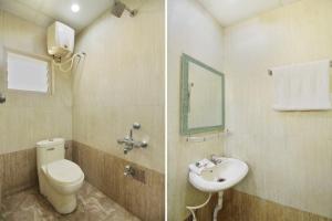 チェンナイにあるHotel O India Gateのトイレと洗面台のあるバスルーム