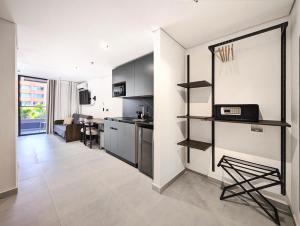 メデジンにあるLaureles Selection Suitesのキッチン、リビングルーム(カウンター、テーブル付) +12枚の写真