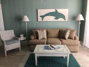 un salon avec un canapé et une table dans l'établissement Recently Renovated Beachfront Gem in Paradise, à Marco Island