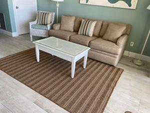 un salon avec un canapé et une table basse dans l'établissement Recently Renovated Beachfront Gem in Paradise, à Marco Island