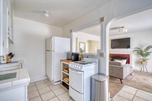 een keuken met een fornuis en een witte koelkast bij The Reed Hideaway - Cozy 1BR & Private Yard in Woodstock