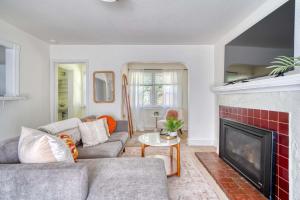 een woonkamer met een bank en een open haard bij The Reed Hideaway - Cozy 1BR & Private Yard in Woodstock