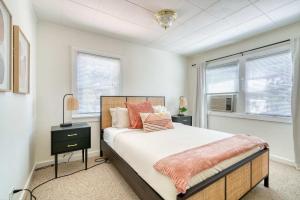 een slaapkamer met een bed en twee ramen bij The Reed Hideaway - Cozy 1BR & Private Yard in Woodstock +10 foto's