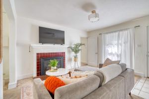 een woonkamer met een bank en een open haard bij The Reed Hideaway - Cozy 1BR & Private Yard in Woodstock