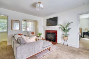 een woonkamer met een bank en een open haard bij The Reed Hideaway - Cozy 1BR & Private Yard in Woodstock