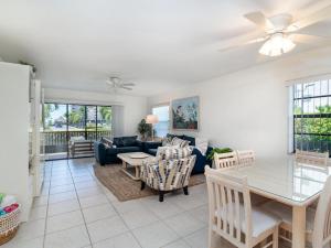 Posezení v ubytování Seaview #110 - Just Steps From 1 of 4 Public Beach Access Points