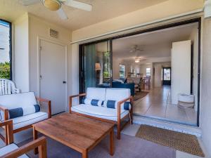 Posezení v ubytování Seaview #110 - Just Steps From 1 of 4 Public Beach Access Points