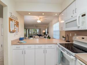 Kuchyň nebo kuchyňský kout v ubytování Seaview #110 - Just Steps From 1 of 4 Public Beach Access Points + 16 fotografií