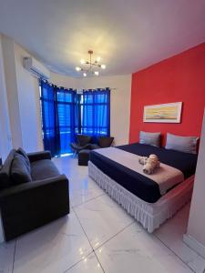 a bedroom with a bed and a red wall at 958 Golden Flat Fortaleza in Fortaleza
