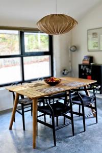 einen Holztisch mit einer Obstschale darauf in der Unterkunft Vakantiehuisjes Theodorus en Josephine - Landgoed Heerdeberg- Maastricht in Cadier en Keer