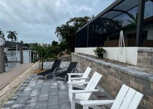 マルコ・アイランドにある"The Lighthouse" l Gorgeous Waterfront 3 Bed with Quick Access to Gulfの白い椅子のグループ +29枚の写真