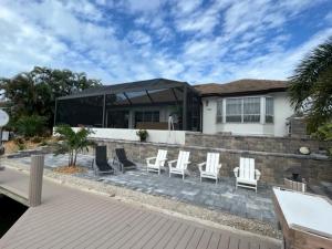 マルコ・アイランドにある"The Lighthouse" l Gorgeous Waterfront 3 Bed with Quick Access to Gulfの白い椅子群