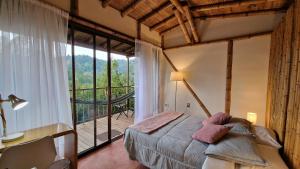 a bedroom with a bed and a large window at Cabane Limon - Salento in Salento