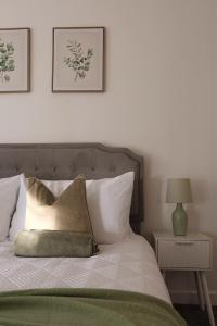 een slaapkamer met een bed met twee kussens erop bij Henderson Home Sleeps 3 with Allocated Parking in Pallion +29 foto's