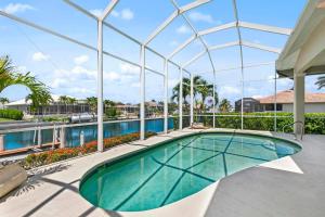 Bazén v ubytování Waterfront Escape Awaits, Marco's Best Kept Secret nebo v jeho okolí