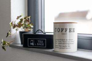 a table with a tea bag and a clock and a cup at Heimbi-Home No 5, 8 People, EuropaPark, E-Ladesäule in Kappel-Grafenhausen +36 photos