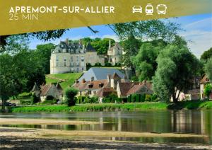 ヌヴェールにあるStudio ciné atypique Climatisé à Nevers by Primo Conciergerieの川と家々のある城の景色