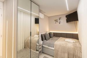 Ένα ή περισσότερα κρεβάτια σε δωμάτιο στο Varanda panorâmica | Suíte Comfort Batel