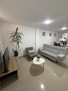 a living room with a couch and a table at Apartamento Limón Azul in Sogamoso